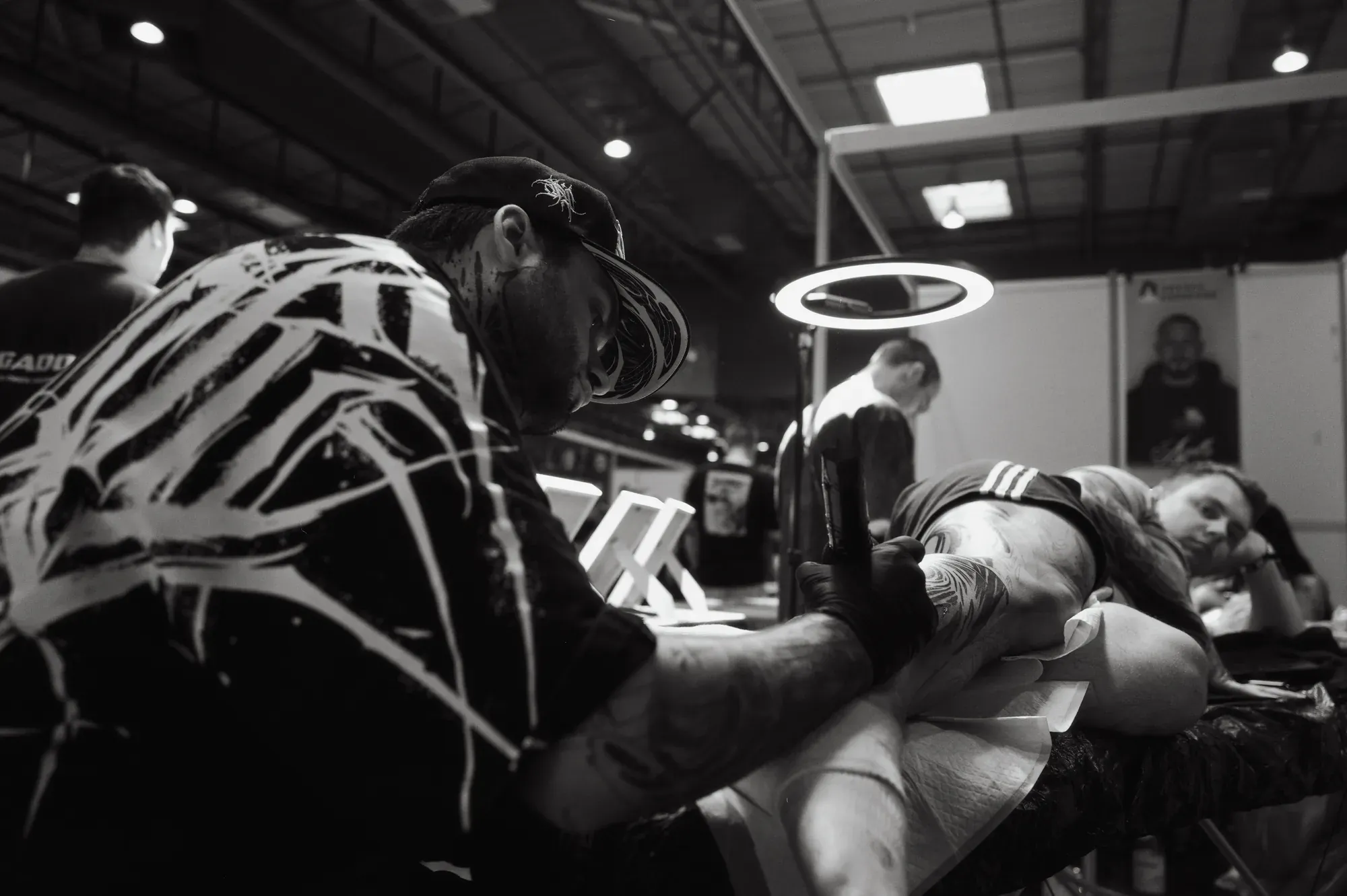 Tattoo-Maschine und Farbkappen im ParadoXX Studio in Soltau